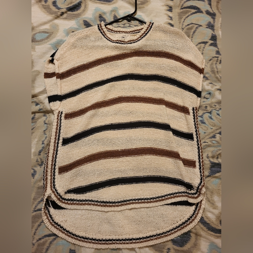 Universal thread sleeveless sweater